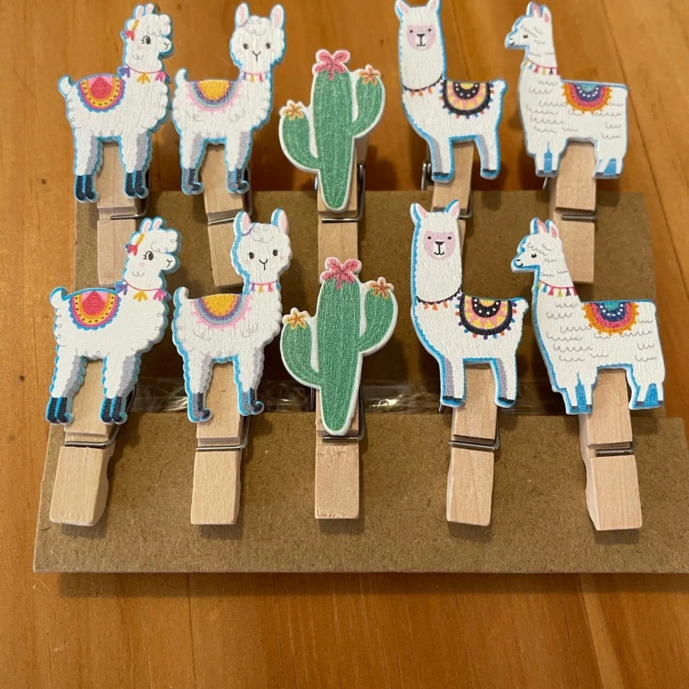 NWT 10 tiny wooden clips with llama, alpaca, cactus design and in gift box
